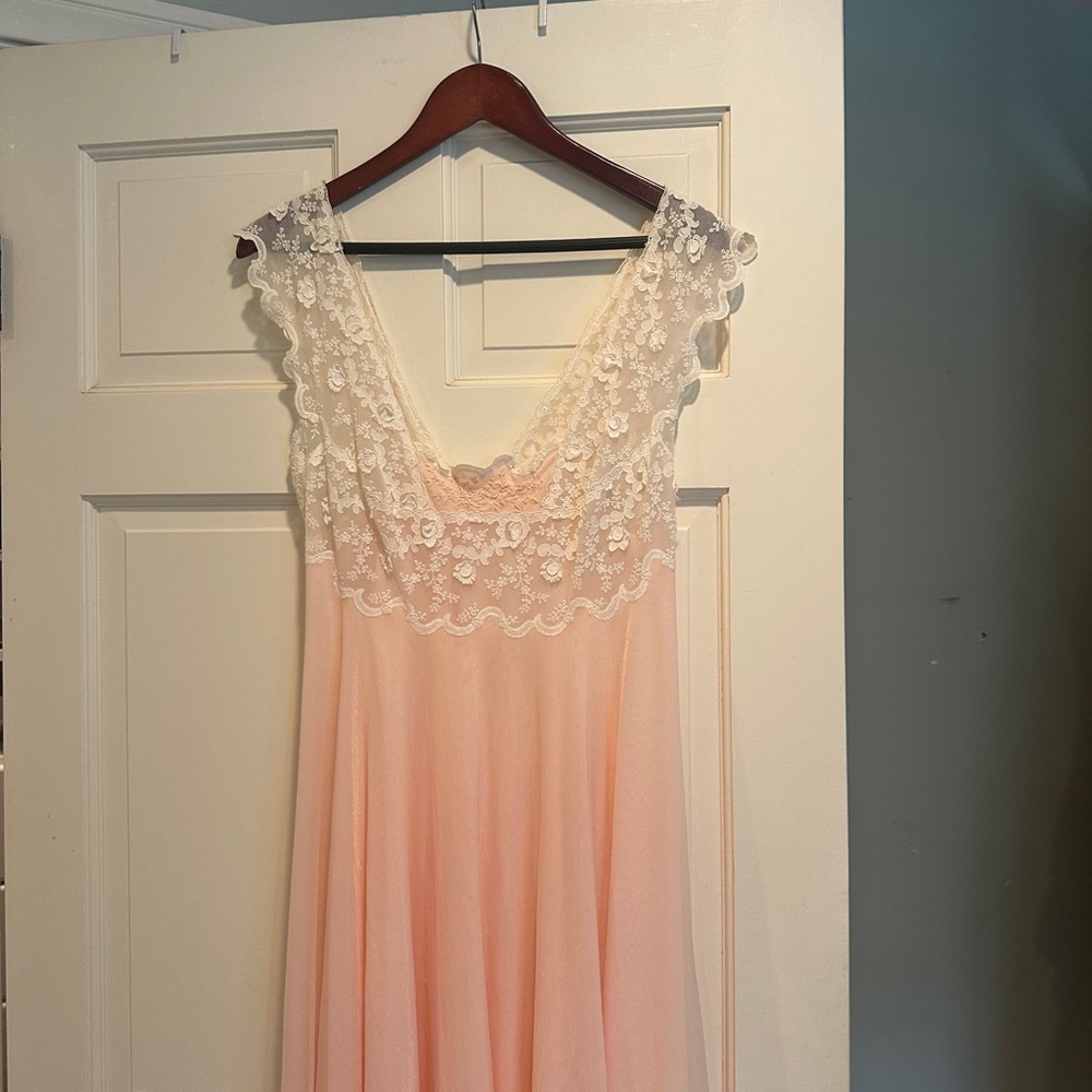 Elegant Vintage Pink Lace Nightgown - Picture 2 of 7